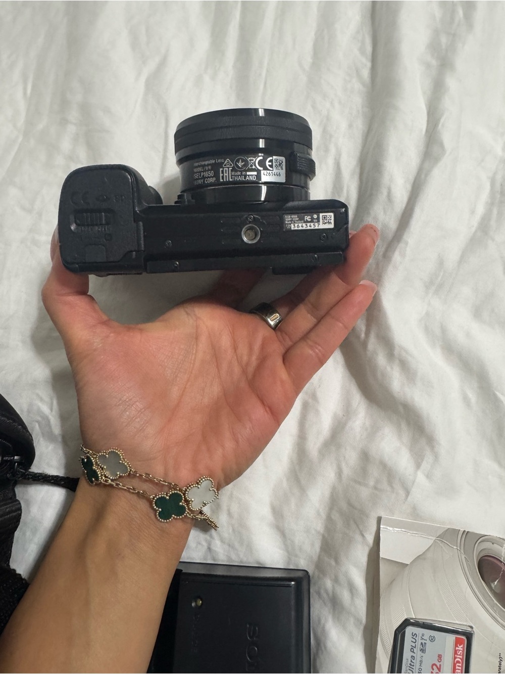Sony Black a6100 comes with battery sd card and case new lens 16-50mm